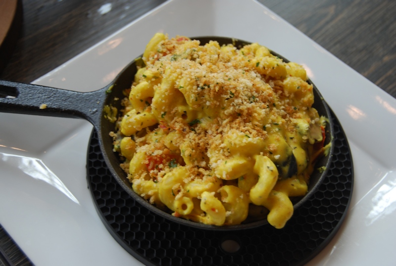 Mushroom Mac ’N No Cheese - 23.5
cavatappi pasta|creamy “cashew cheese” sauce|
smoked mushrooms|grilled peppers|herbs|
herbs bread crumb